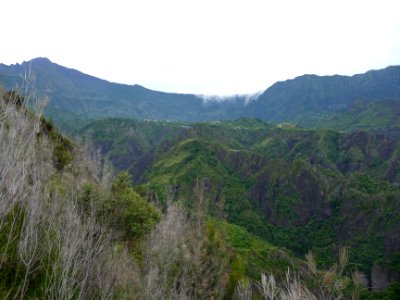 Première vue par en dessous de Cilaos, les nuages se déver… 