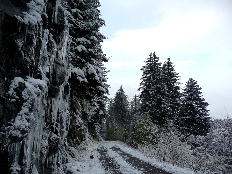 Stalagtites de glace et givre blanc partout 
