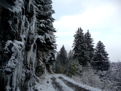 Stalagtites de glace et givre blanc partout 