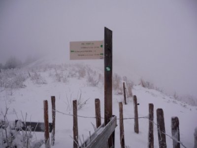 Descente à fond en courant dans la neige, pancarte Altitud… 