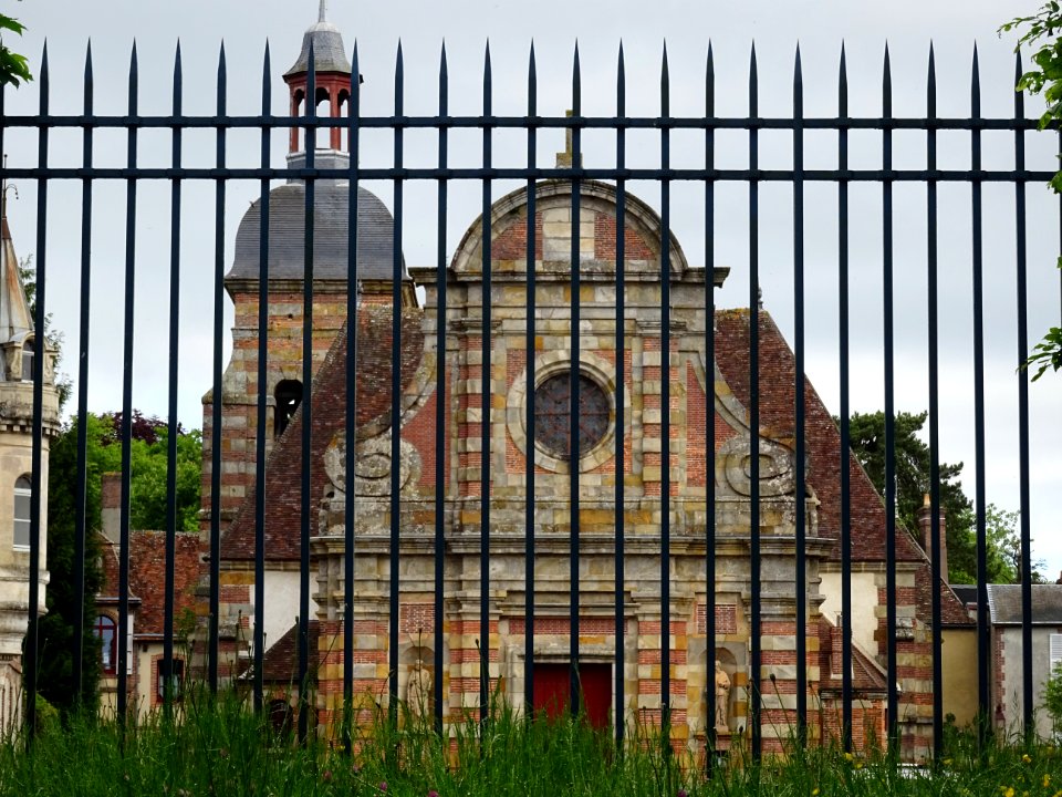 Eglise Saint-Nicolas à travers les grilles du parc du chât… 