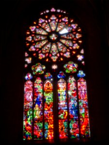 Détail d'un vitrail de la basilique Notre-Dame de Montlige… 