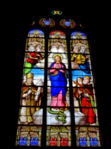 Détail d'un vitrail, La chapelle Notre-Dame-de-Pitié, Long… 
