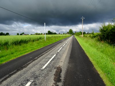 Le ciel est bien sombre par endroit, avant Marchainville, … 