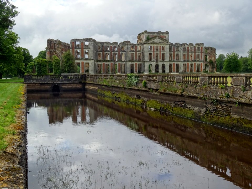 Douve et château de la Ferté-Vidame en ruines, Eure-et-Loi… 