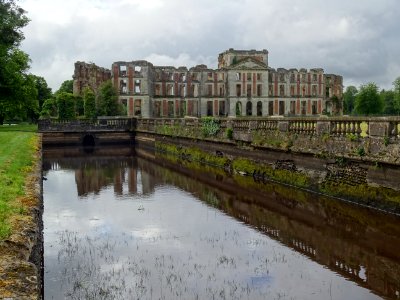 Douve et château de la Ferté-Vidame en ruines, Eure-et-Loi… 