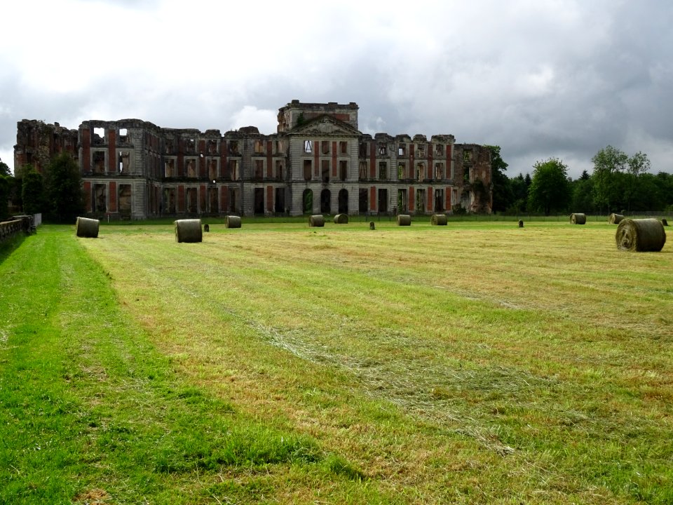 Bottes de foin roulées et château de la Ferté-Vidame, Eure… 