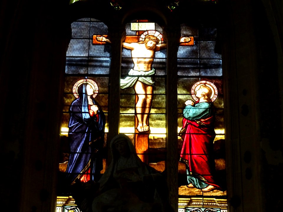 Détail d'un vitrail, La chapelle Notre-Dame-de-Pitié, Long… 