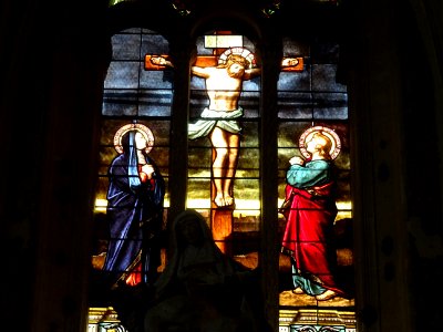 Détail d'un vitrail, La chapelle Notre-Dame-de-Pitié, Long… 
