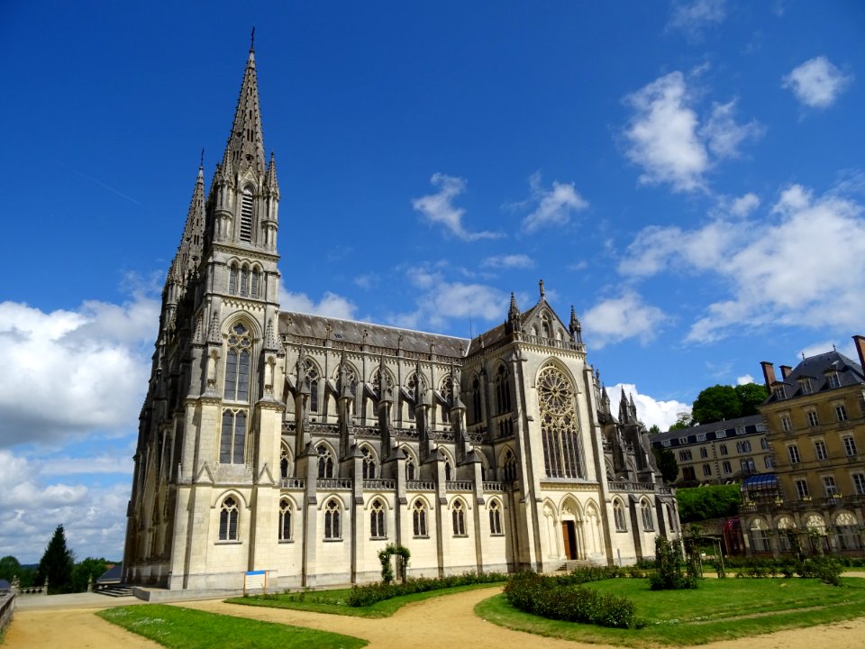 Basilique Notre-Dame de Montligeon néogothique (1894-1911)… 