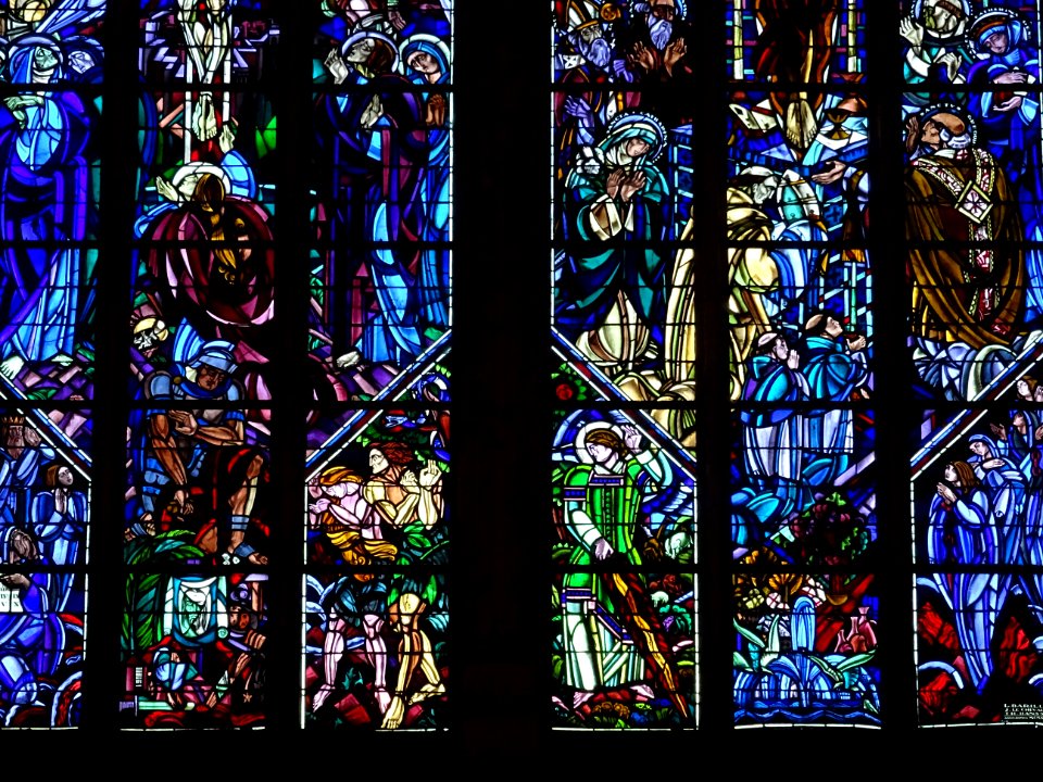 Détail d'un vitrail de la basilique Notre-Dame de Montlige… 