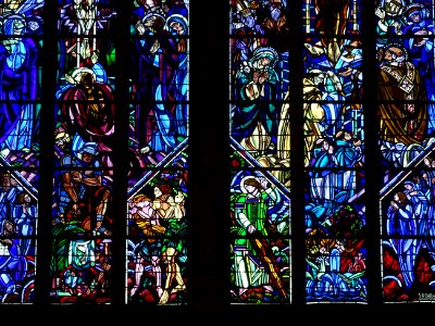 Détail d'un vitrail de la basilique Notre-Dame de Montlige… 