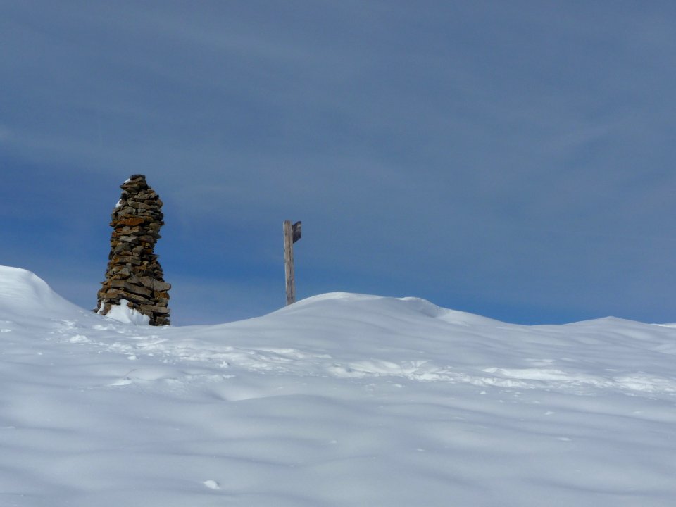 Cairn et pancarte au Col du Bal, 2602 m 