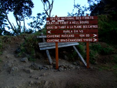 Pancartes ONF au sommet du Col du Taïbit 