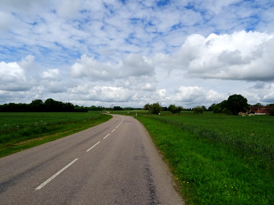Sur la petite D8, non loin de la ferme La Grande Moisière,… 