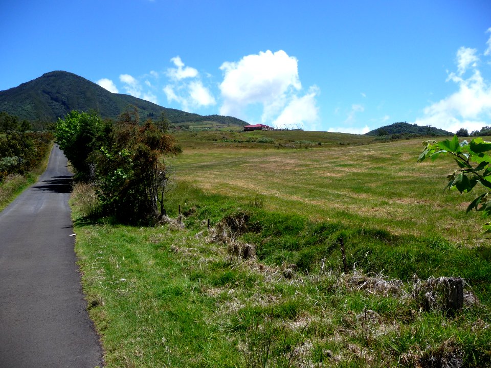 Le Piton Bleu, la route et la Plaine des Cafres 