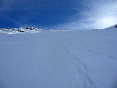 Mes traces toutes droites sous le Col du Bal, dans la neig… 