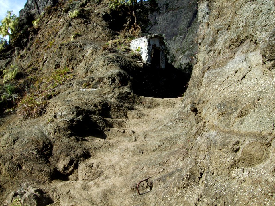 Dernières marches dans le rocher avant le petit oratoire d… 