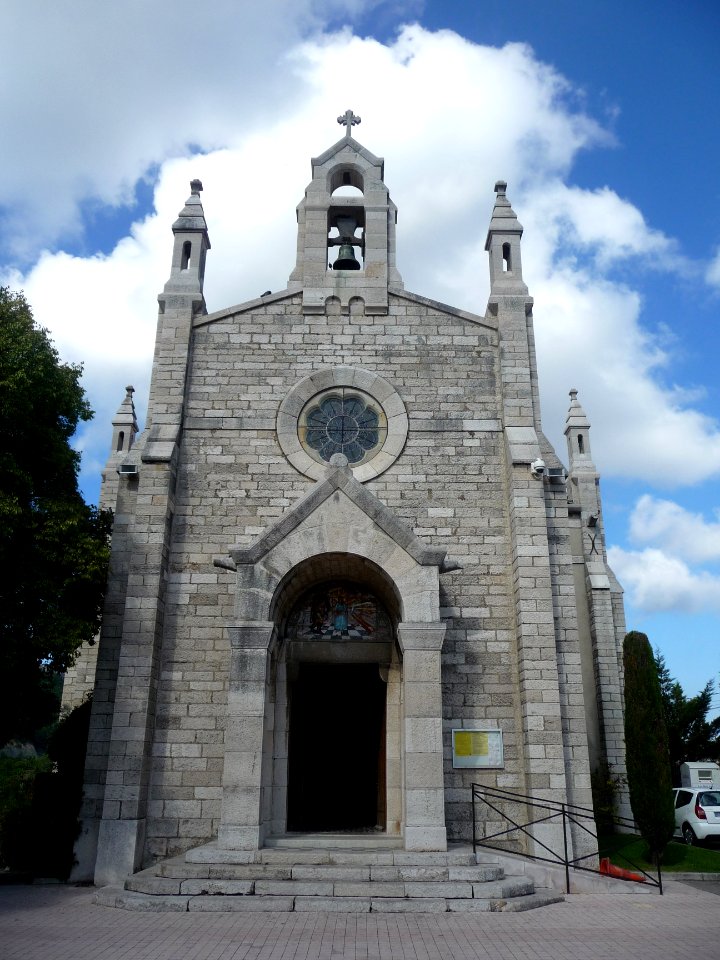 Eglise Sainte-Roseline (XIX° s.) aux allures romane-byzant… 