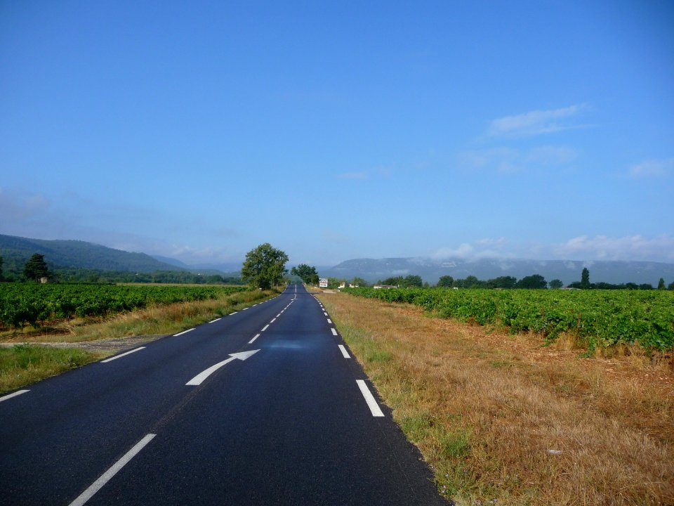 La plaine de l'Issole, la route est encore mouillée de l'o… 