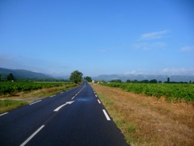La plaine de l'Issole, la route est encore mouillée de l'o… 