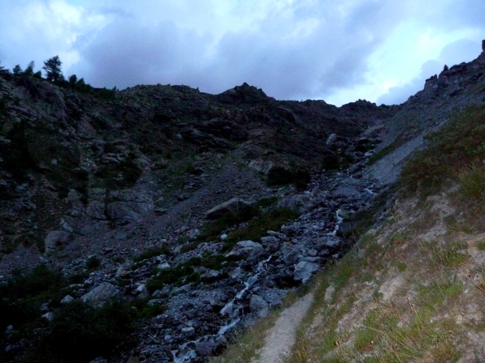 Le sentier suit un temps le Riou du Gerpa, vallon du Rascr… 