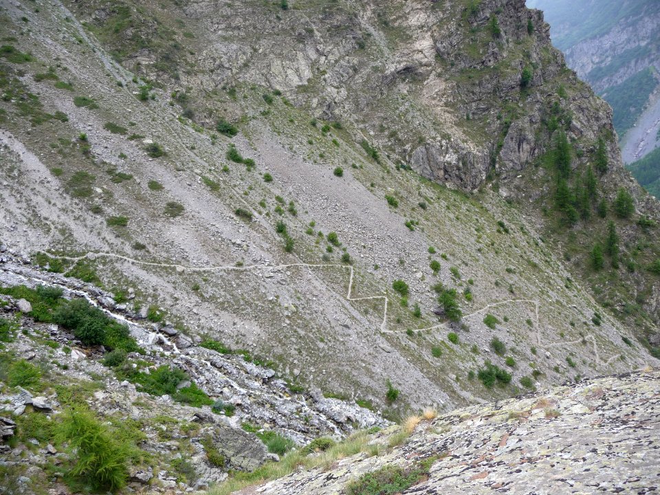 Les lacets du sentier, à redescendre 