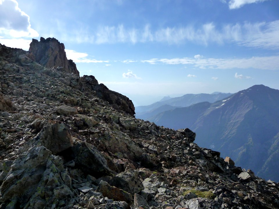 Rochers, ciel bleu et crêtes à l'infini 