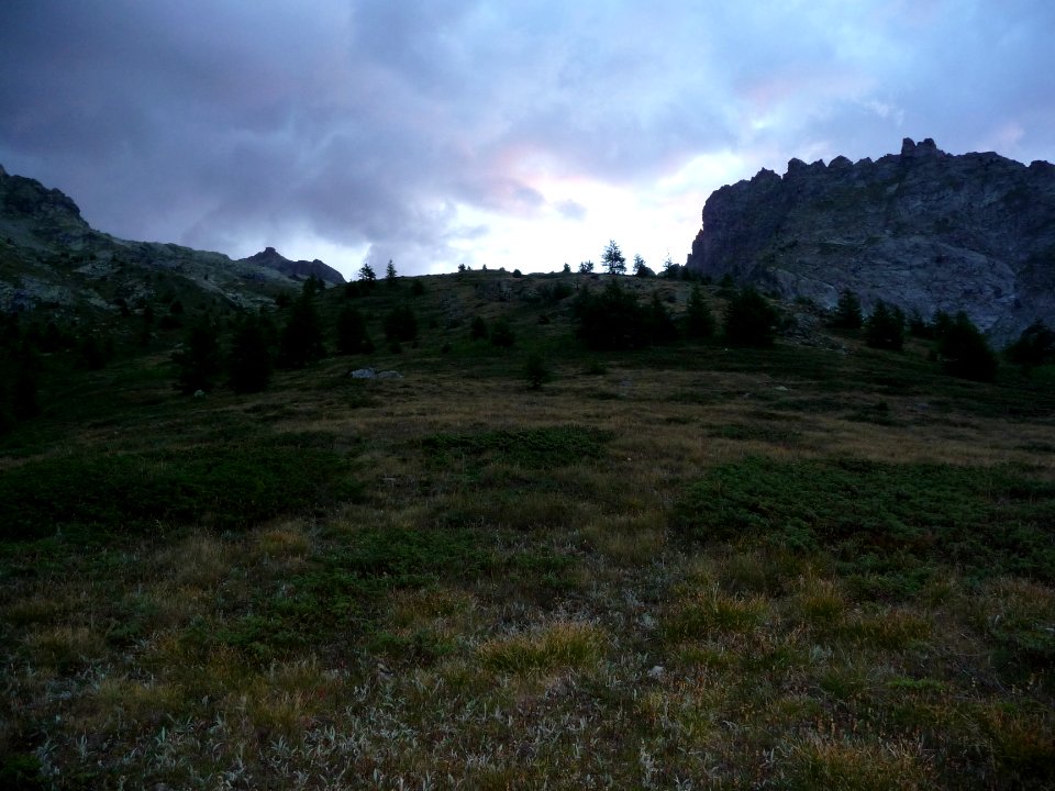 Vers le haut, moins de nuages, le ciel se dégage 