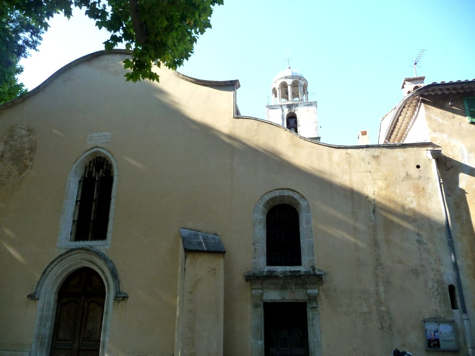 Eglise Saint-Eutrope érigée en 1682, avec son beau clocher… 