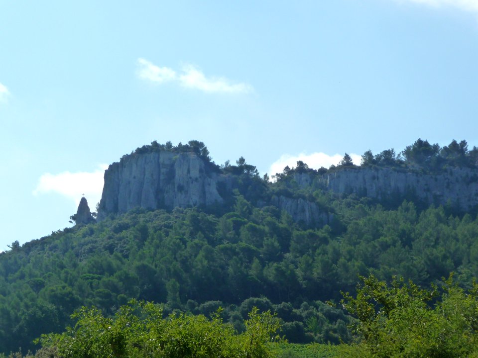 Croix au sommet d'un piton rocheux 