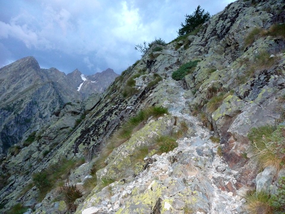 Le sentier escarpé et étroit, belle lumière 