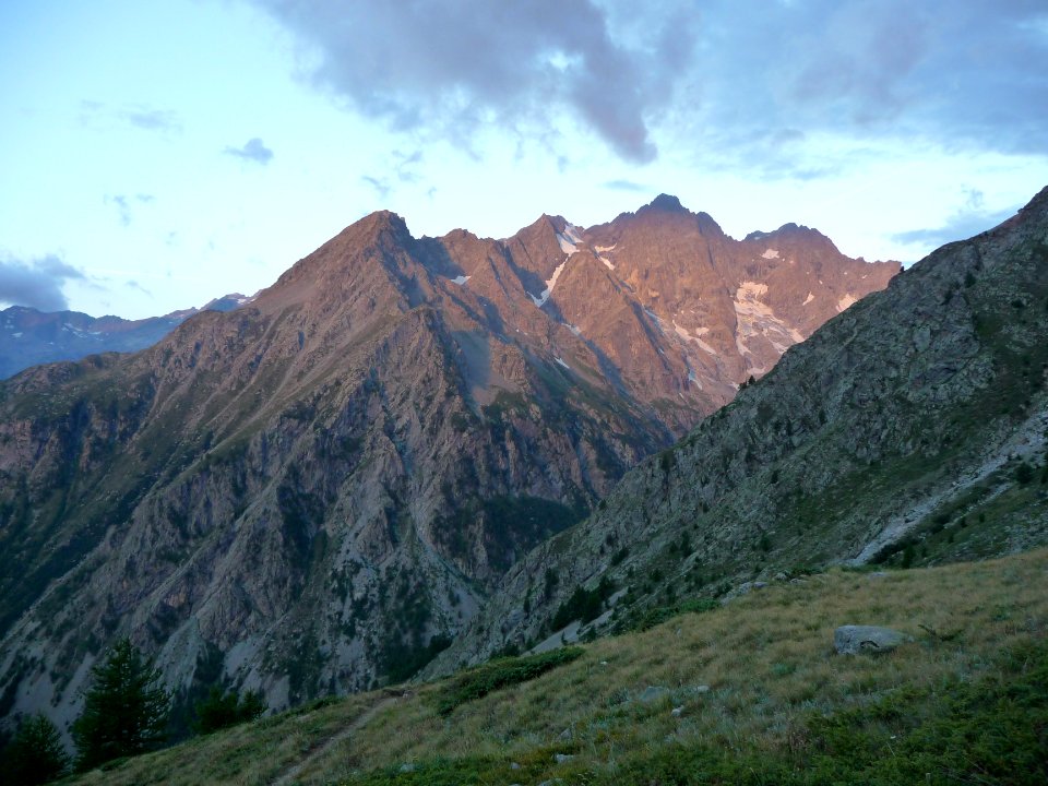 Lueurs matinales sur le Pic de Mallamort, le Pic de Bonvoi… 