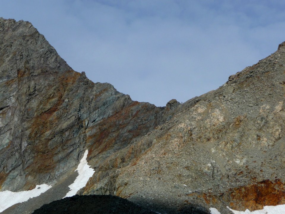 Un randonneur alpin sur l'arête qui monte à la Pointe Guya… 