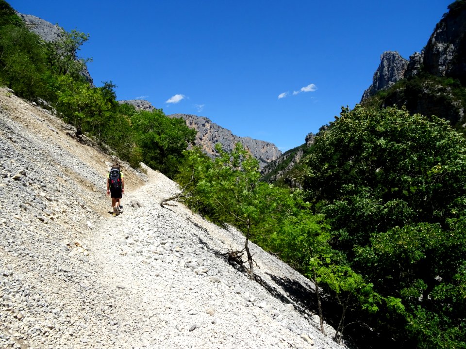 Le sentier Martel traverse un pierrier, Gorges du Verdon 