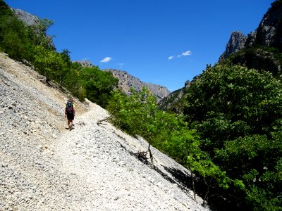 Le sentier Martel traverse un pierrier, Gorges du Verdon 