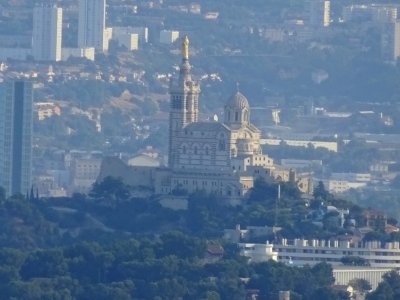 Au zoom, la basilique Notre-Dame-de-la-Garde, Marseille, B… 