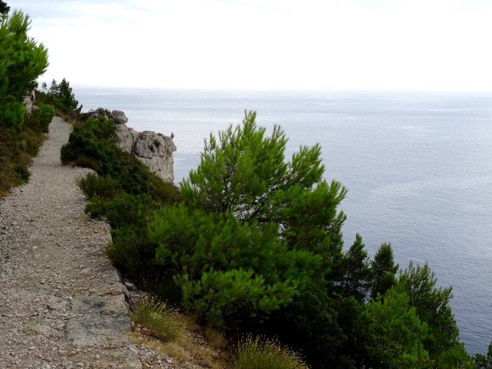 Sentier en balcon vers la Lèque 