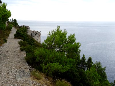 Sentier en balcon vers la Lèque 