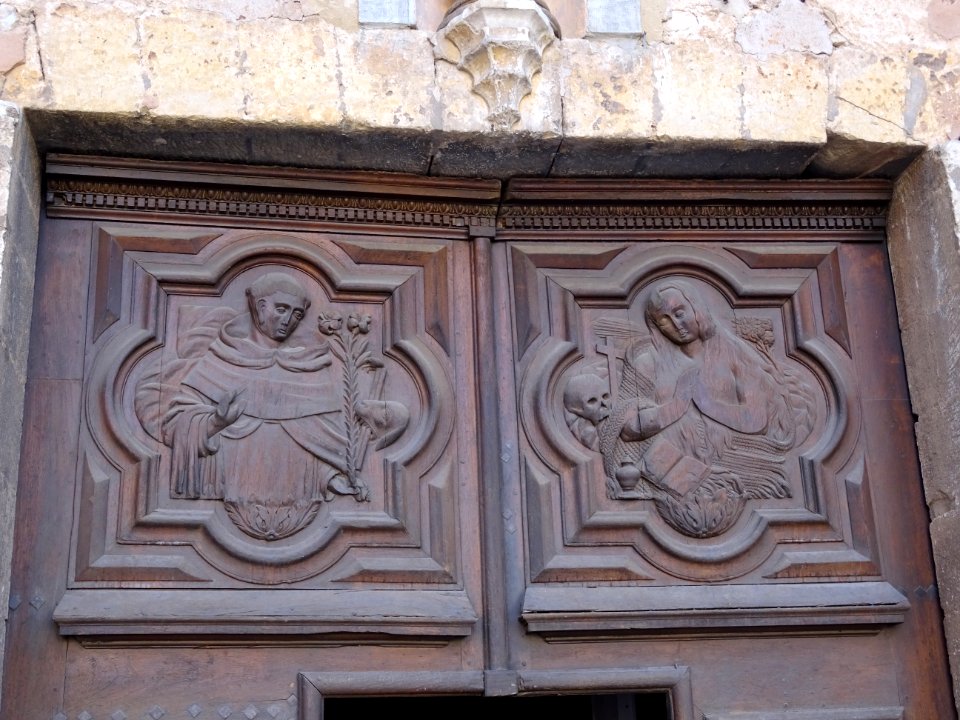 Détail de la porte en bois sculpté de la basilique Sainte … 