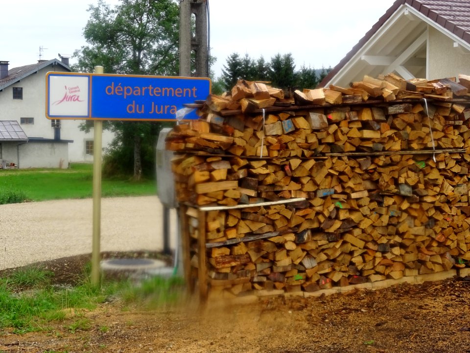 Entrée dans le département du Jura, tas de bois 