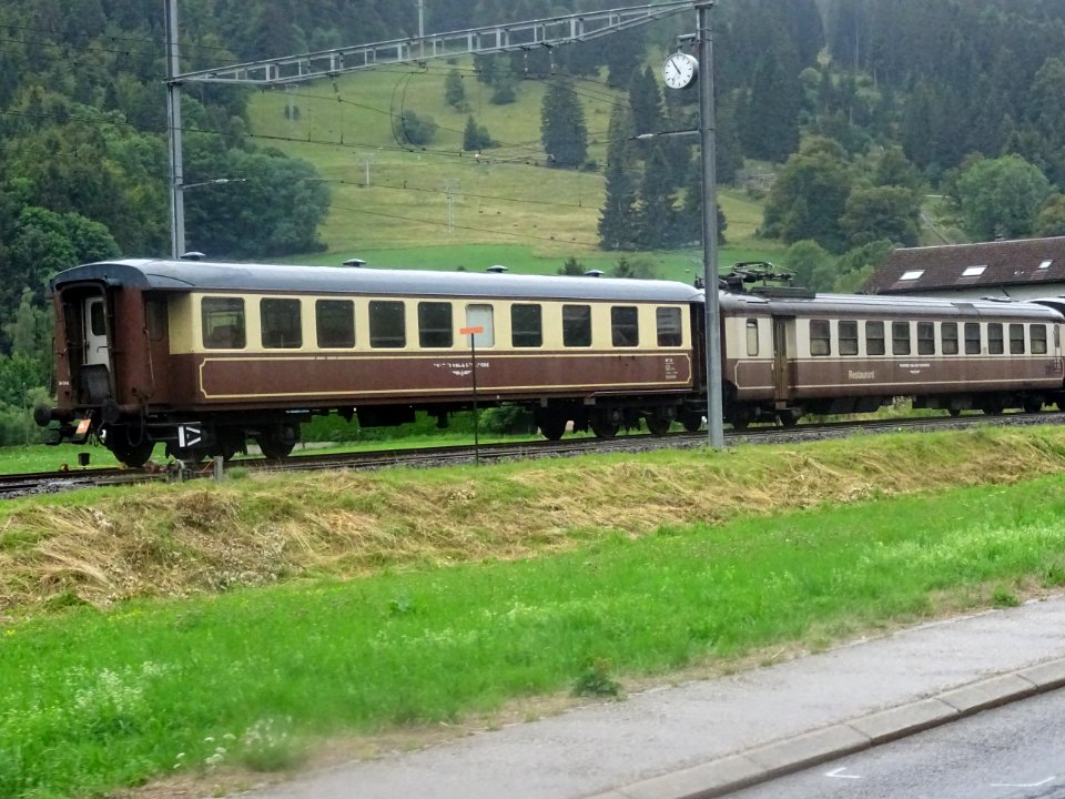 Train suisse à l'ancienne, stationné à Fleurier. Ce train … 