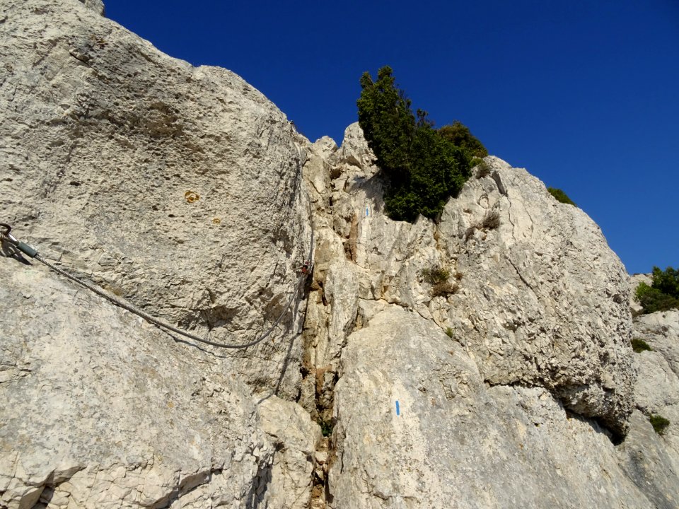 Câble dans le rocher 