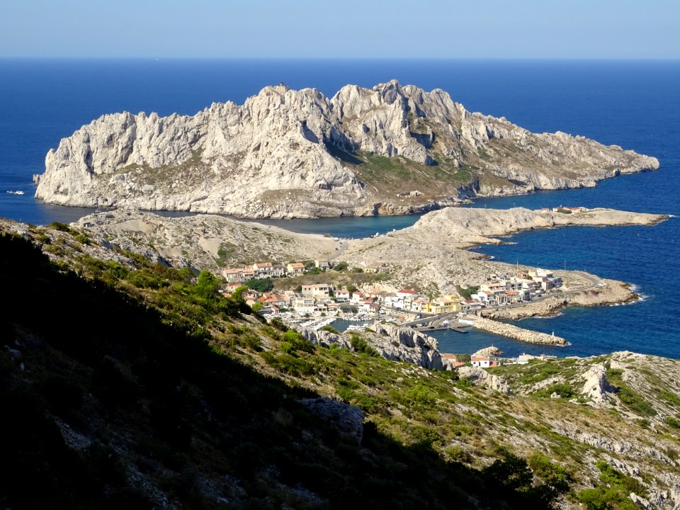 Le village Les Goudes et derrière, l'ïle de Maïre 