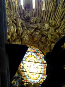 Vitrail et angelots de bronze (?), basilique Sainte Marie … 