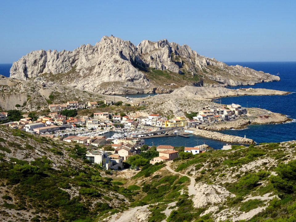 Le village Les Goudes et derrière, l'ïle de Maïre 