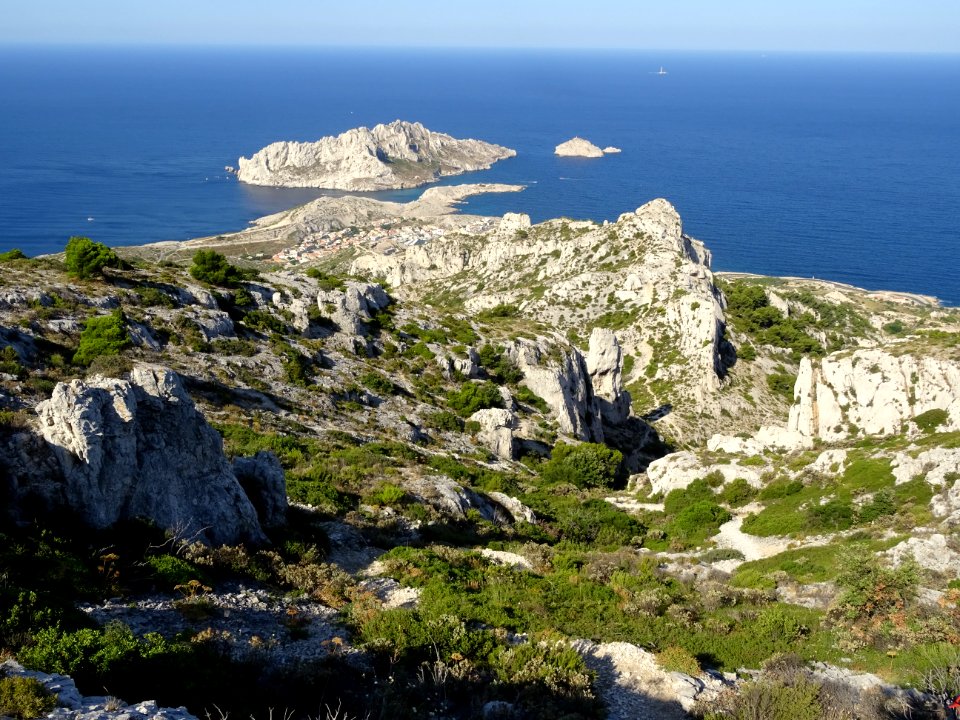 Le village Les Goudes et derrière, l'ïle de Maïre 