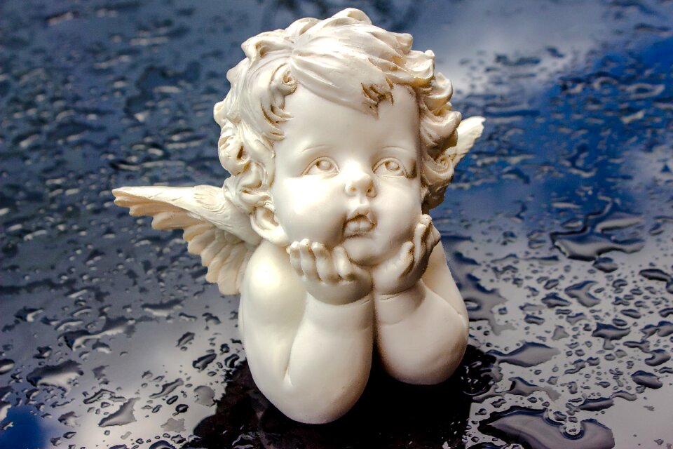 Head supportively looking upwards mirroring