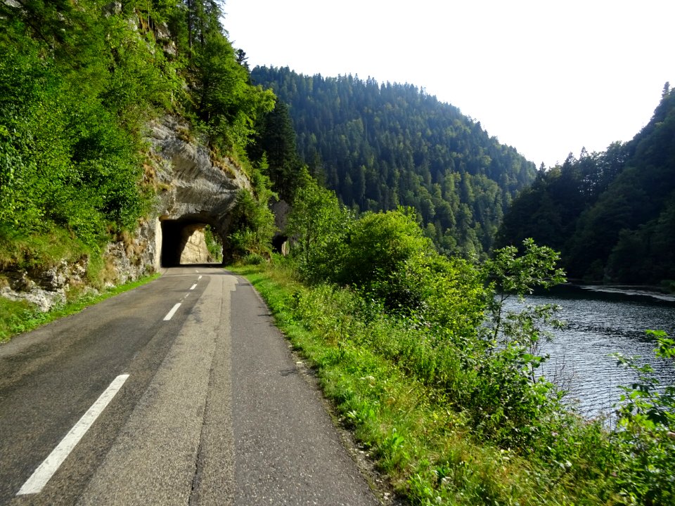 Tunnel et route pour monter à La-Chaux-de-Fonds, Suisse 