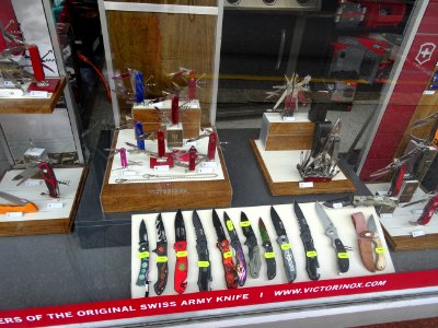 Vitrine d'une coutellerie, Le Locle 